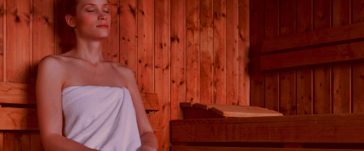 Een vrouw ontspant in de kleurensauna van Thermen Holiday 