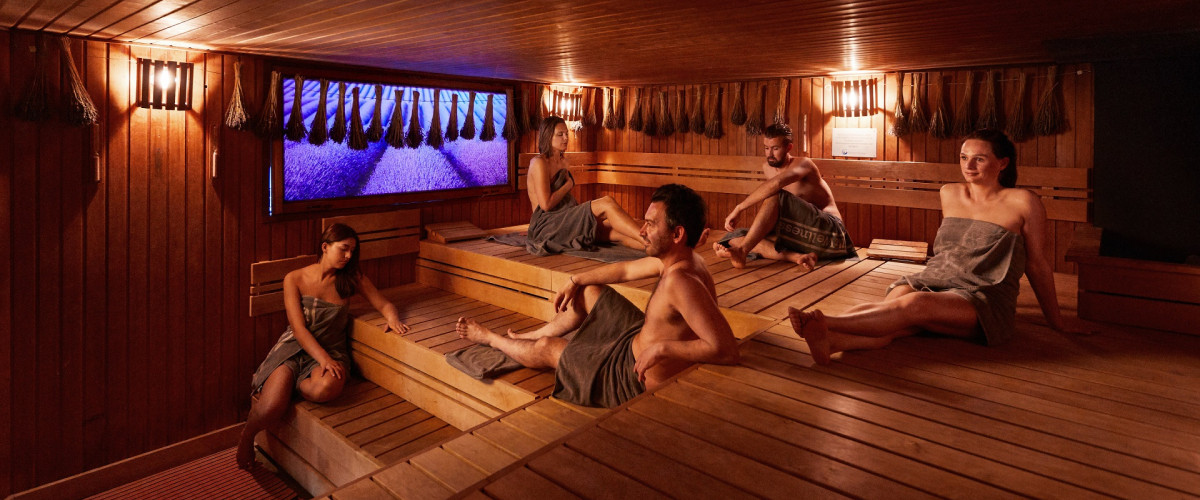 Drie gasten ontspannen in de lavendelsauna van Thermen Holiday 