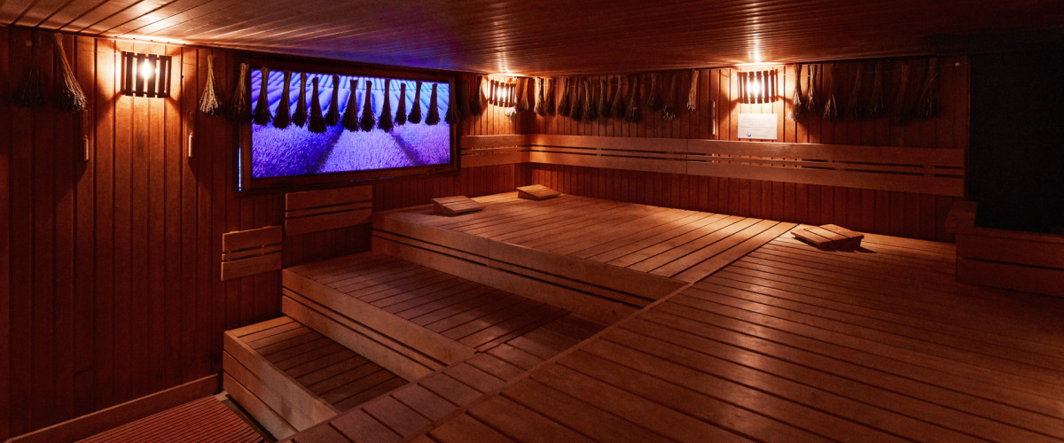 De binnenkant van de lavendelsauna van Thermen Holiday 