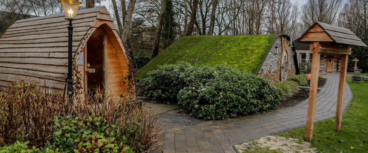 De puntsauna in de tuin van Thermen Holiday tijdens de winter 