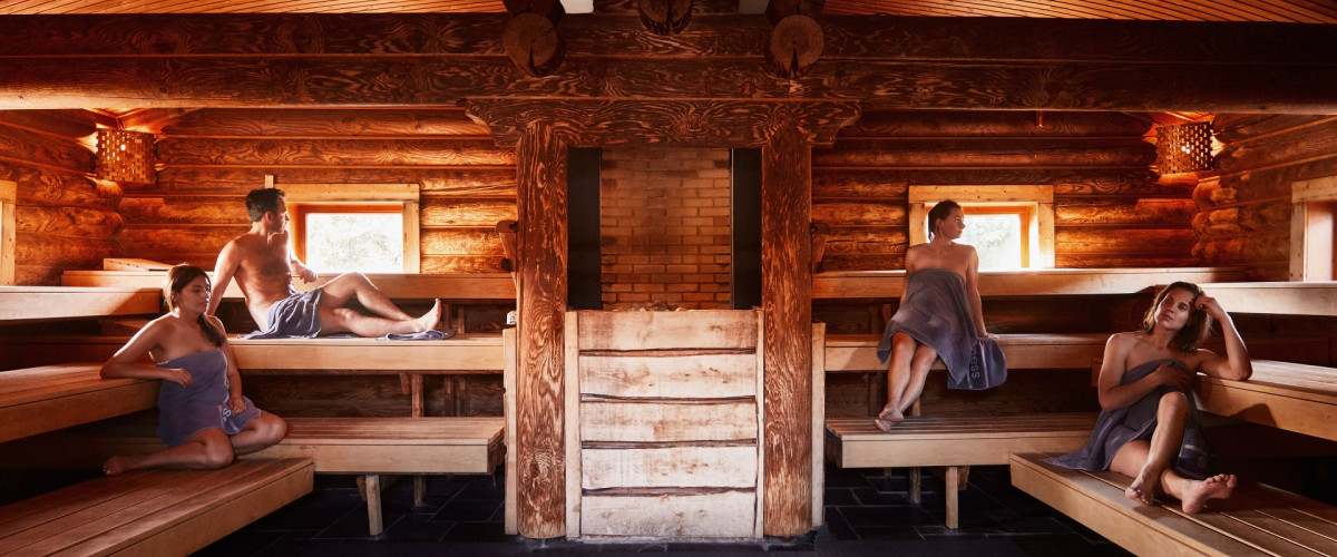 Vier gasten ontspannen in de banja sauna van Thermen Holiday 