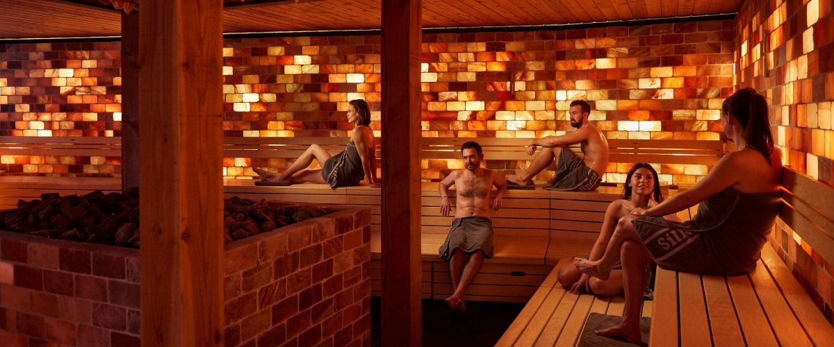 Een groep gasten ontspannen in de zoutsteensauna van Thermen Holiday 