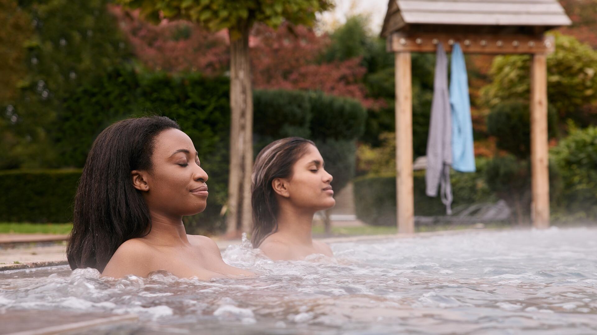 Genieten in het buitenbad bij Thermen Holiday 