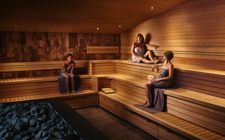 Drie gasten ontspannen in de filmsauna van Thermen Holiday 