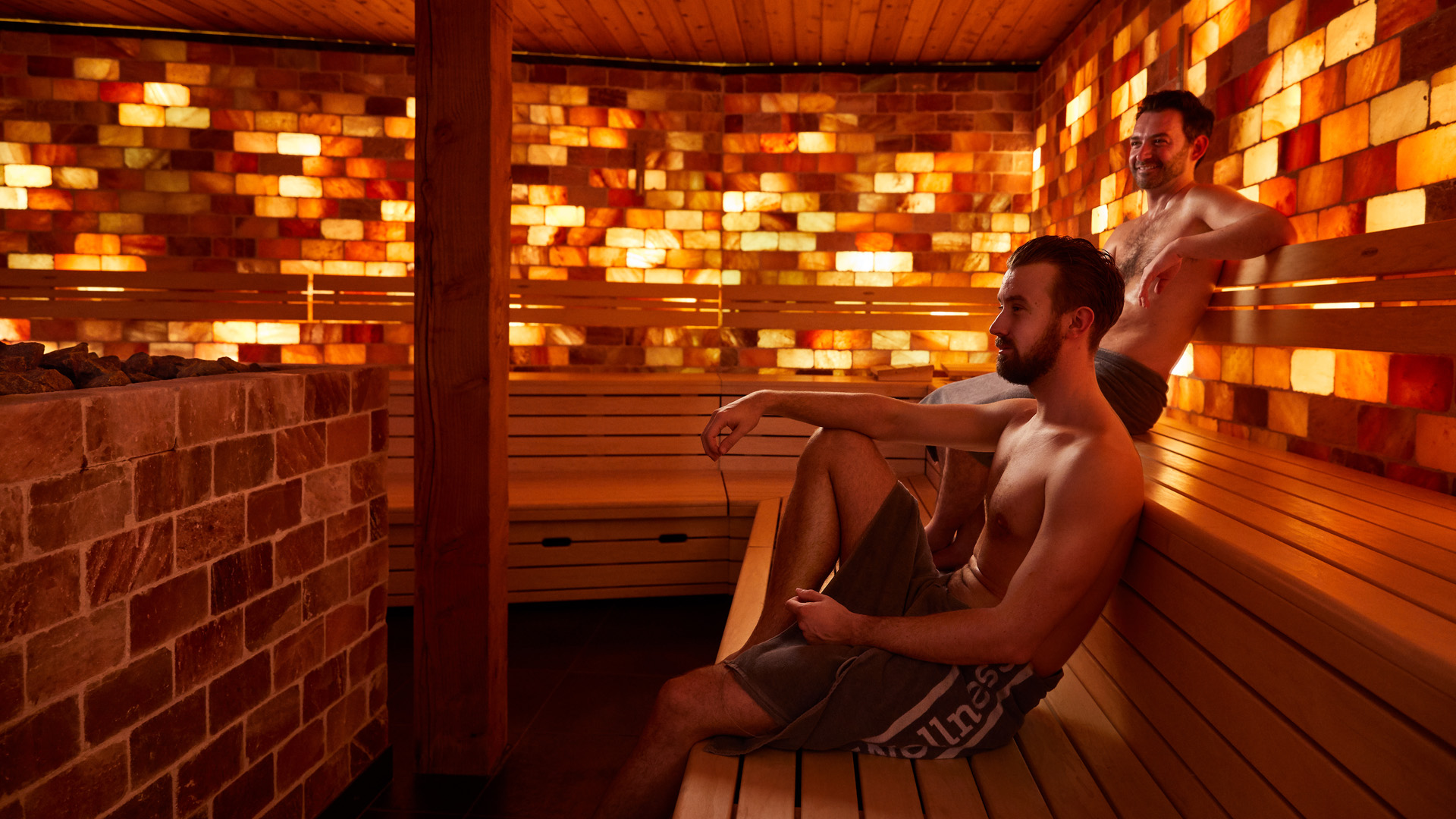 Twee mannen ontspannen in de zoutsteensauna van Thermen Holiday 