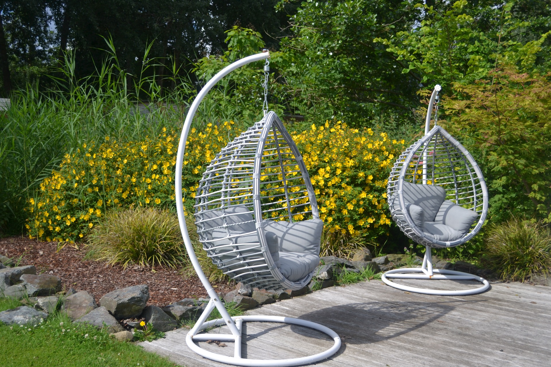 Hangstoelen in de tuin van Thermen Holiday tijdens de zomer 